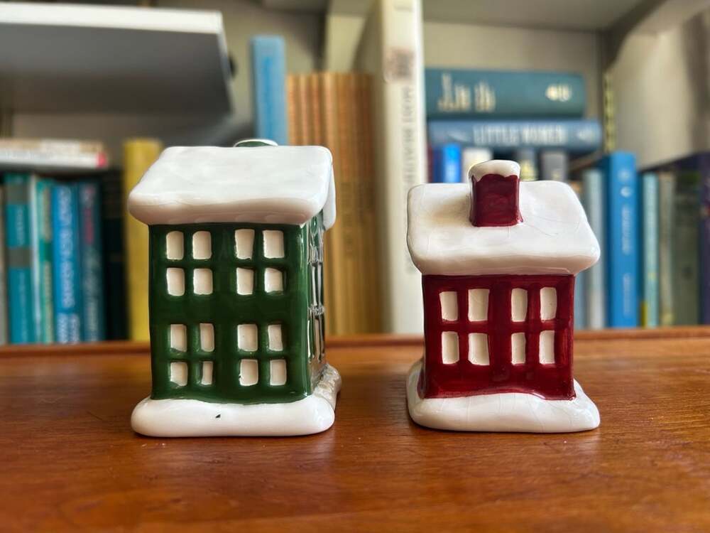 Christmas Winter Salt and Pepper Shakers Set Snowy House Shape Red Green - Picture 4 of 7